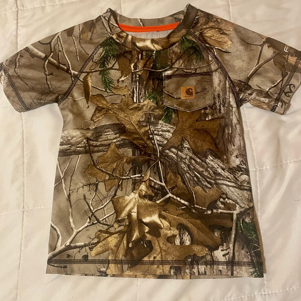 carhatt kids shirt 🪐
size 3T